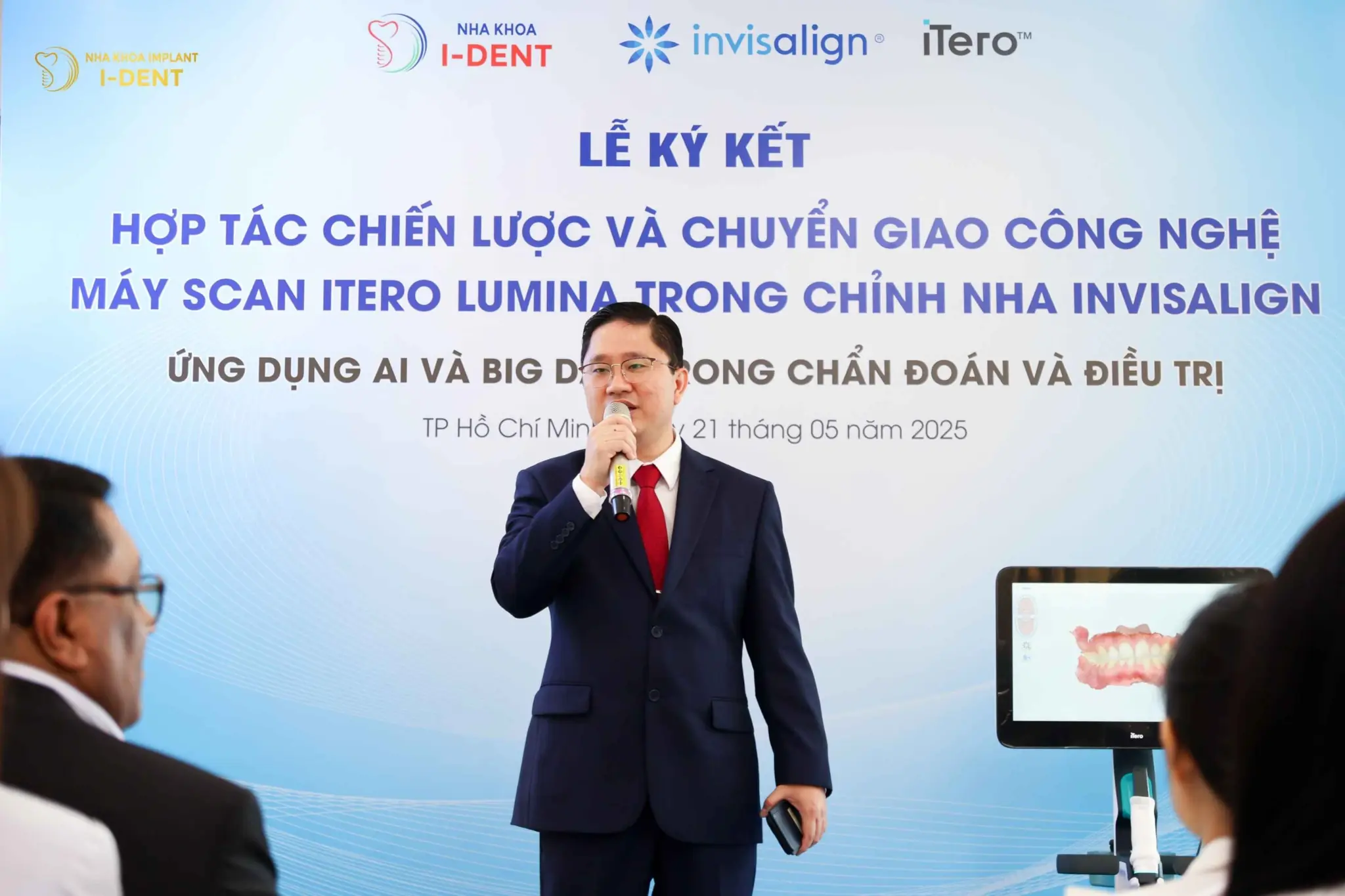 Mr. Nguyễn Hiếu Tùng delivering his speech at the ceremony