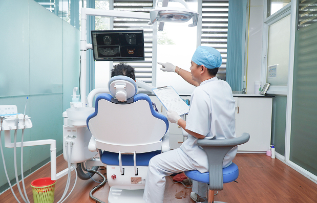 Dr. Mai Hong Thai Always Performs A Comprehensive Oral Health Examination.