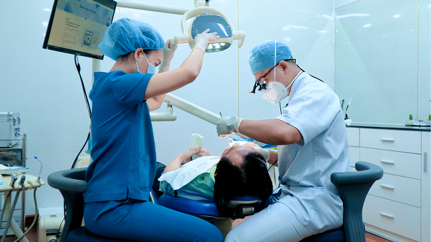 Bác Sĩ Đình Tín Luôn Tiến Hành Thăm Khám Tổng Quát Tình Trạng Răng Miệng