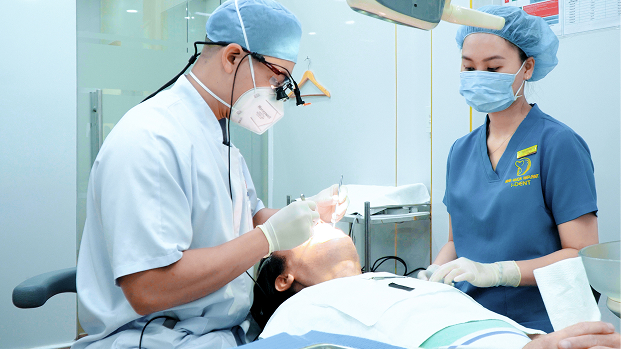 Bác Sĩ Đình Tín Luôn Tiến Hành Thăm Khám Tổng Quát Tình Trạng Răng Miệng