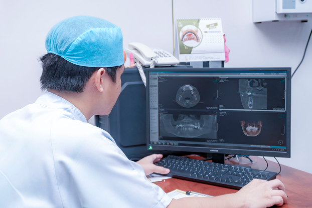 Dr. Nguyen Hoang Nhan Always Performs A Comprehensive Oral Examination.