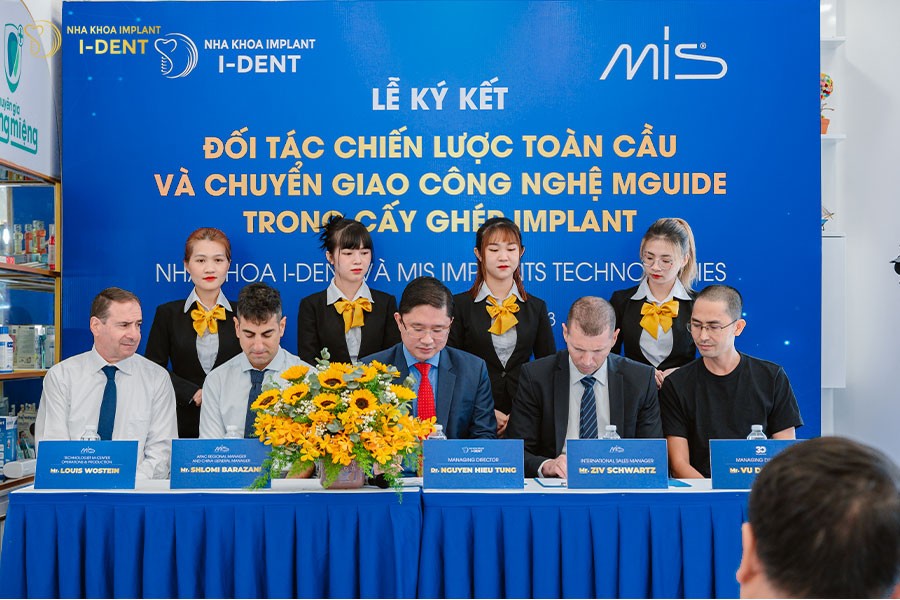 Dr. Nguyễn Hiếu Tùng and Mr. Ziv Schwartz signing the partnership agreement