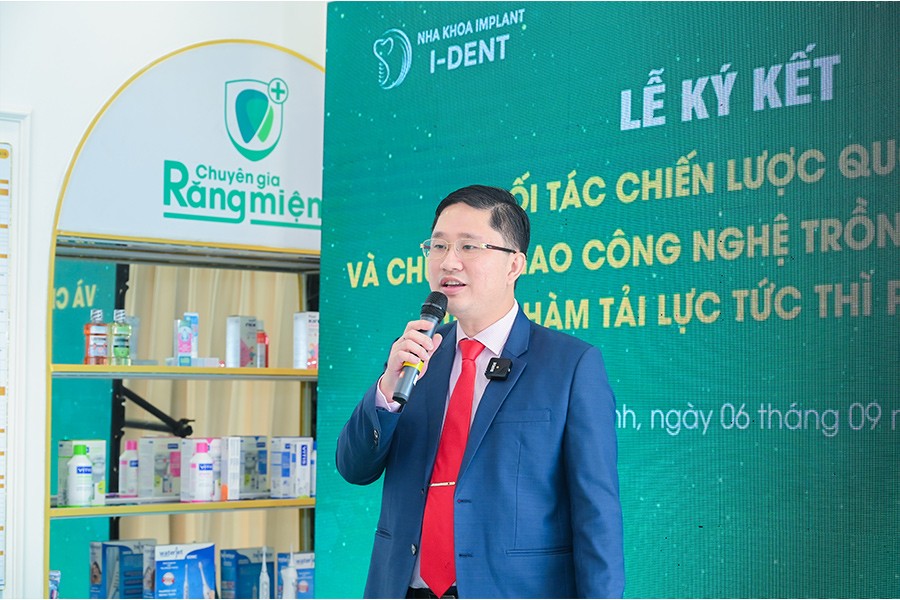 Dr. Nguyễn Hiếu Tùng delivering his speech at the ceremony