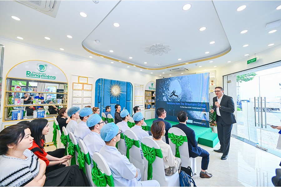 Mr. Baris Cakir presenting the advantages of Straumann implants and Pro Arch technology.