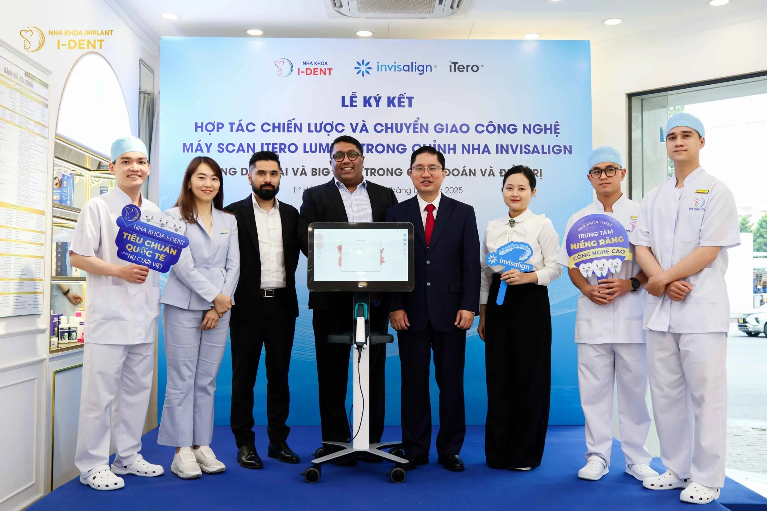 Representatives of i-dent dental clinic and Invisalign scaled corporation