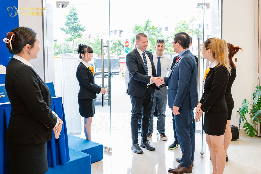 Senior representatives from MIS Implant Technologies
