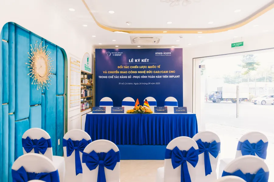 The signing ceremony between I-DENT Dental Clinic and Imes-Icore Group